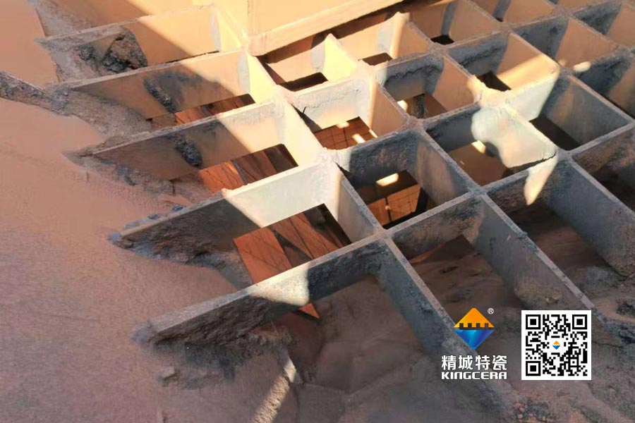 港口料倉(cāng)料斗采用三合一陶瓷襯板